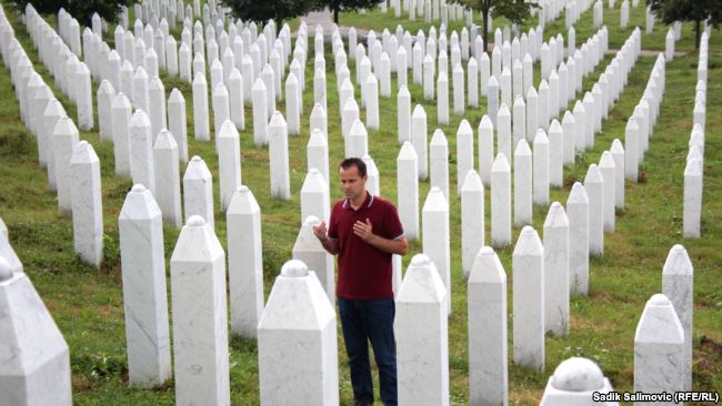 Nedžad Avdić među nišanima Memorijanog centra Potočari