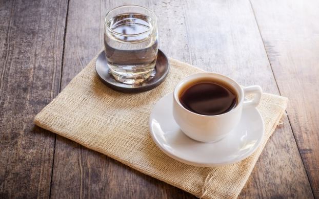 Stručnjaci razbijaju večitu dilemu: Da li bi kafu trebalo piti uz čašu vode?
